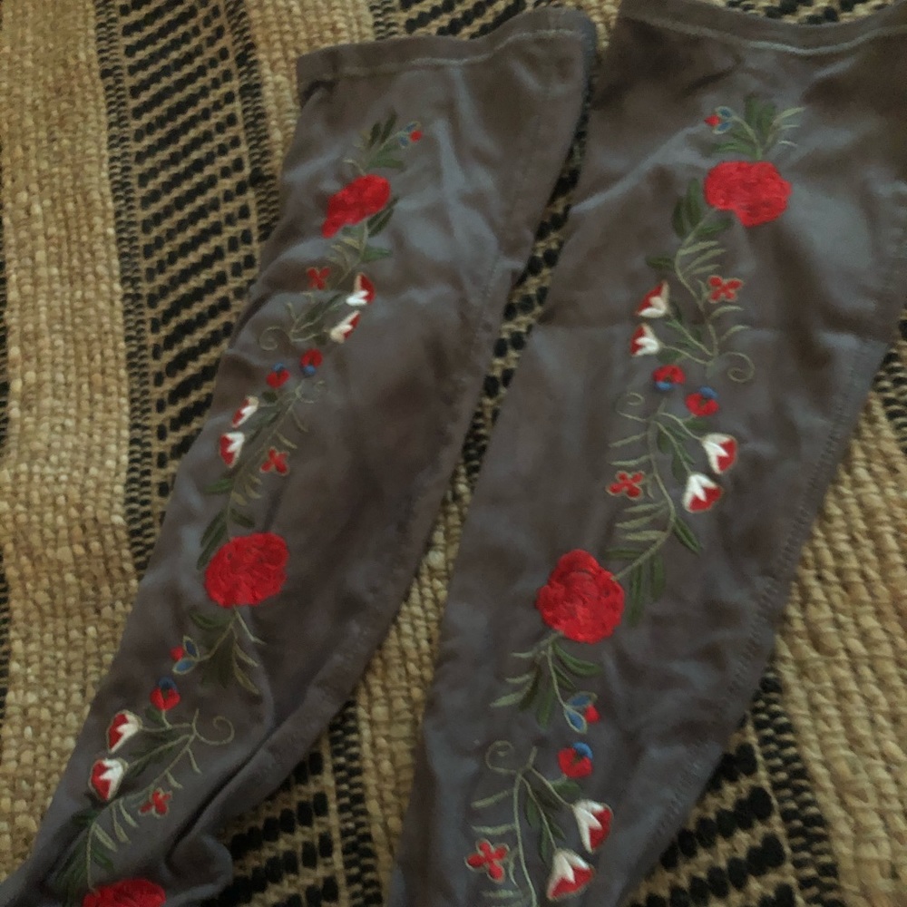NWT Grey Floral Embroidered Classy & Trendy Boots - Picture 15 of 15